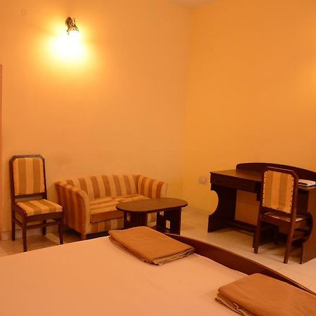 Hotel The Orient Kanpur Buitenkant foto