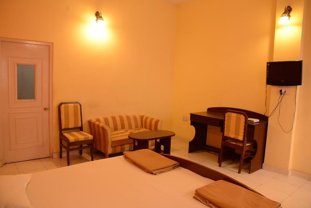 Hotel The Orient Kanpur Buitenkant foto